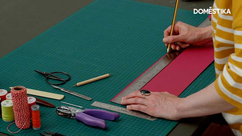 Leave a mark every 2cm with your pencil