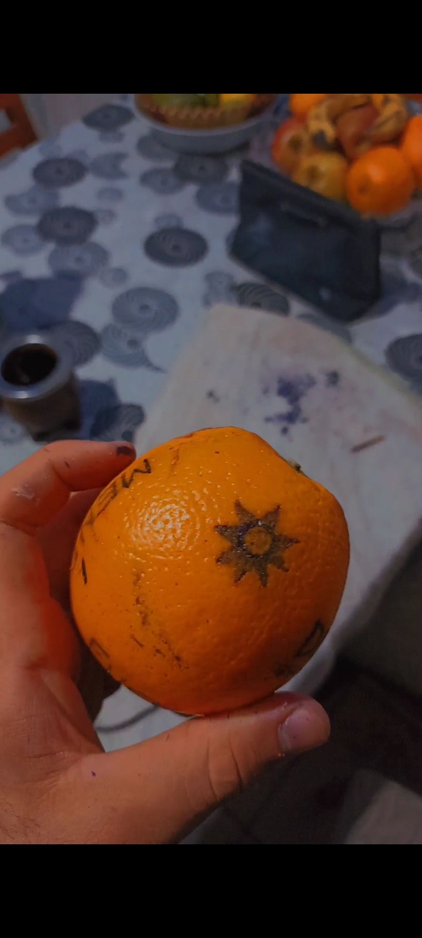 La máquina es casera entonces vibra mucho la aguja pero estaba muy ansioso y quería intentarlo la tinta era de bolígrafo