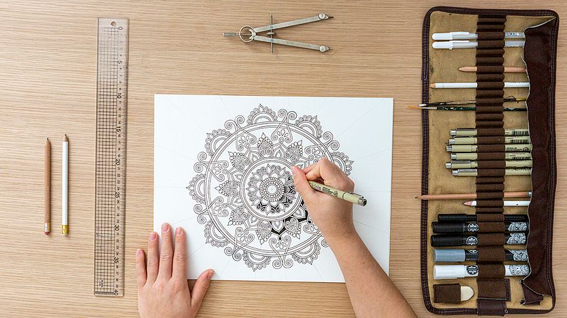 El trabajo de Lizzie Snow, artista visual especialista en diseño geométrico de mandalas. 