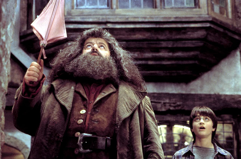 Un set estratégico, un doble de acrobacias y más hicieron que Hagrid tuviera su singular estatura. Imagen: Warner Bros. 