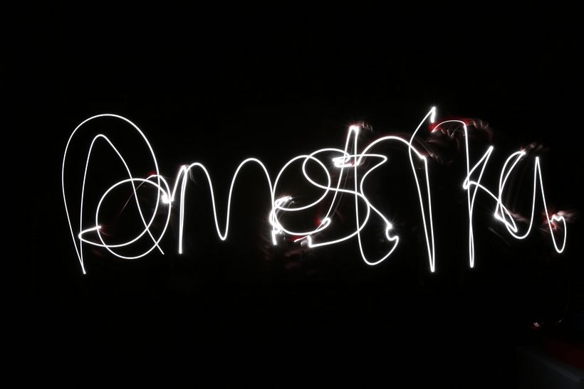 Para realizar light painting, necesitas una luz en movimiento y un tiempo de obturación prolongado. Foto de Debbie Castro.