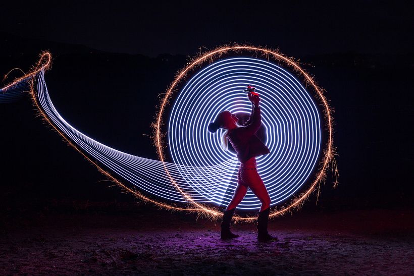 En la actualidad, el light painting es usado para crear escenas impactantes. Fotografía de photomancer_ch vía Pixabay. 