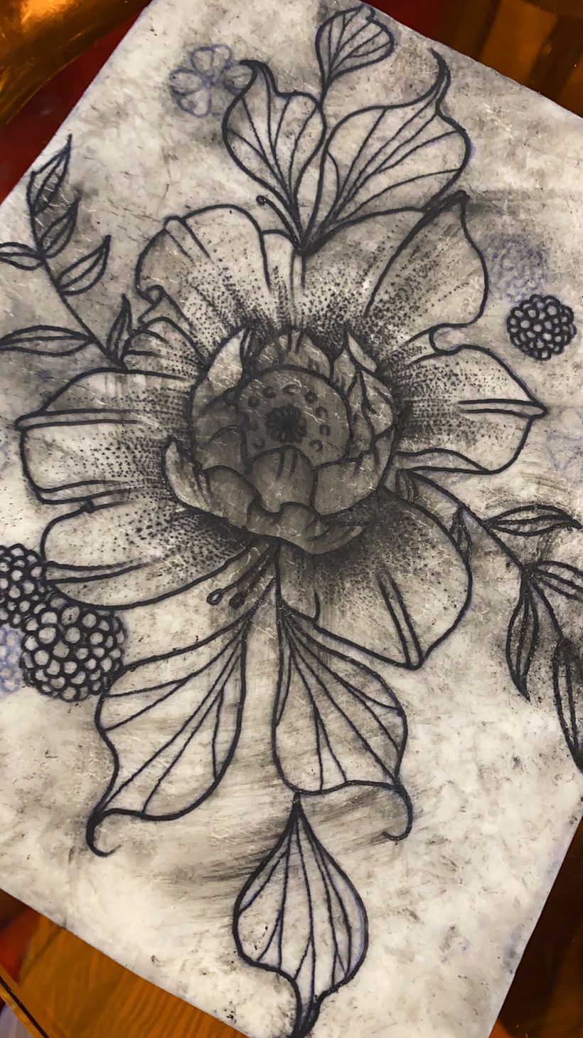 Flor delineada y sombreada