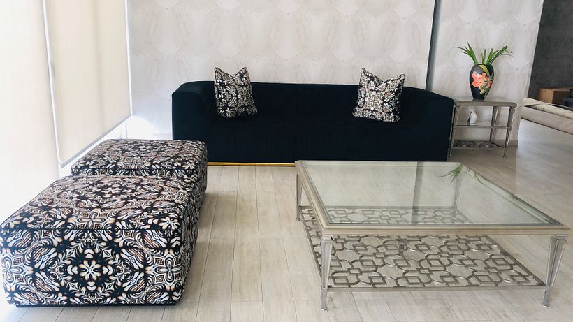 Sillón de tres cuerpos, tapicería con textura. 