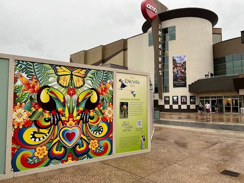 Murale de l'illustratrice colombienne Catalina Estrada à Disney Springs.