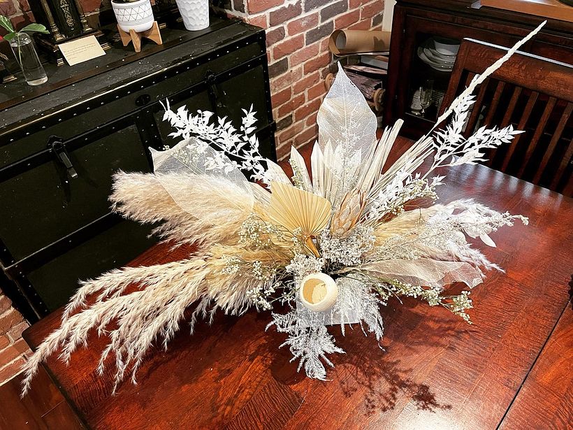 My project in Centerpiece Design with Dried and Preserved Flowers course : white on white 1