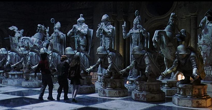 L'échiquier du sorcier grandeur nature était réel, sculpté par l'équipe de production. Image : Warner Bros.