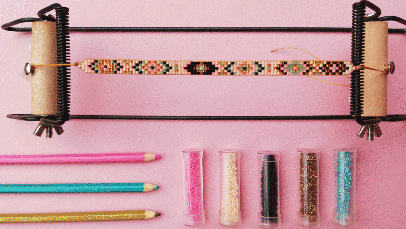 Aprende a finalizar el tejido de una pulsera. 