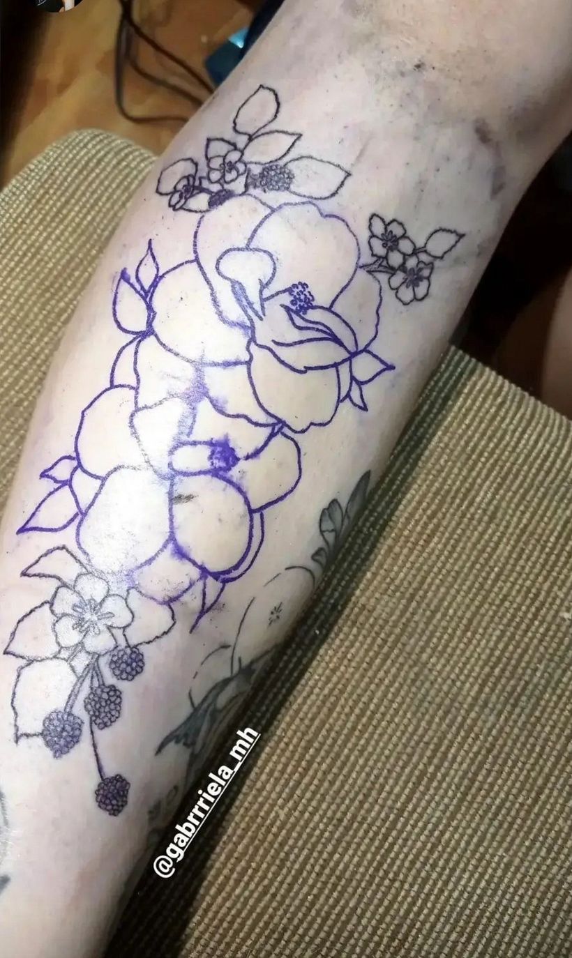 Mi Proyecto del curso: Tatuaje botánico con puntillismo 7