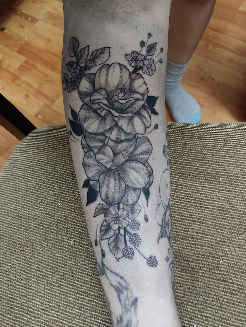 Mi Proyecto del curso: Tatuaje botánico con puntillismo 9