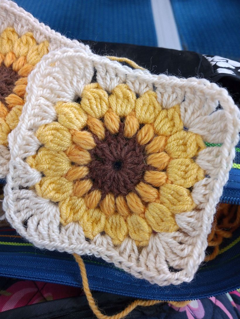 proyecto actual, chaleca con grannys de girasoles para mi hija mayor