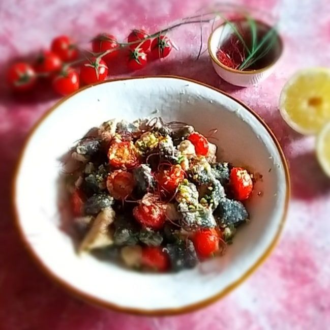 Gnocchi al nero di seppia con sugo di pesce e pomodorini