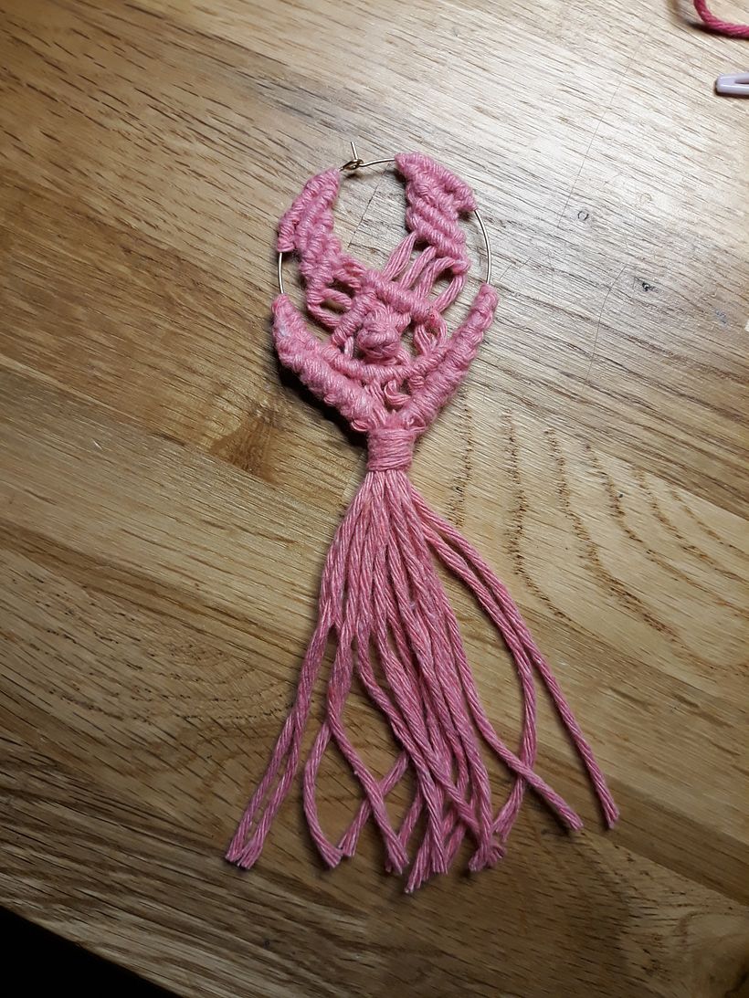 Essai un peu raté sur un anneau trop petit pour reproduire la boucle du cours -coton rose clair
