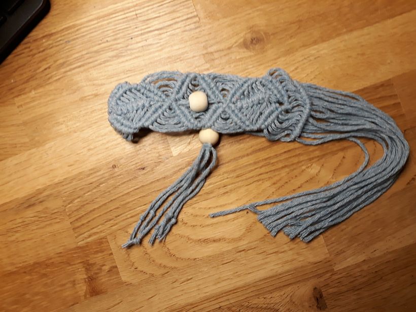 Bracelet en coton bleu et perle en bois. 