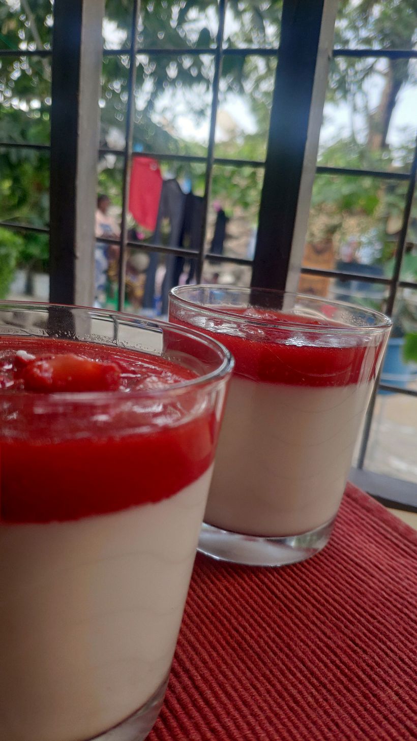 Pannacota Sobremesa  usei copos pequenos e coloquei por cima calda de morango 