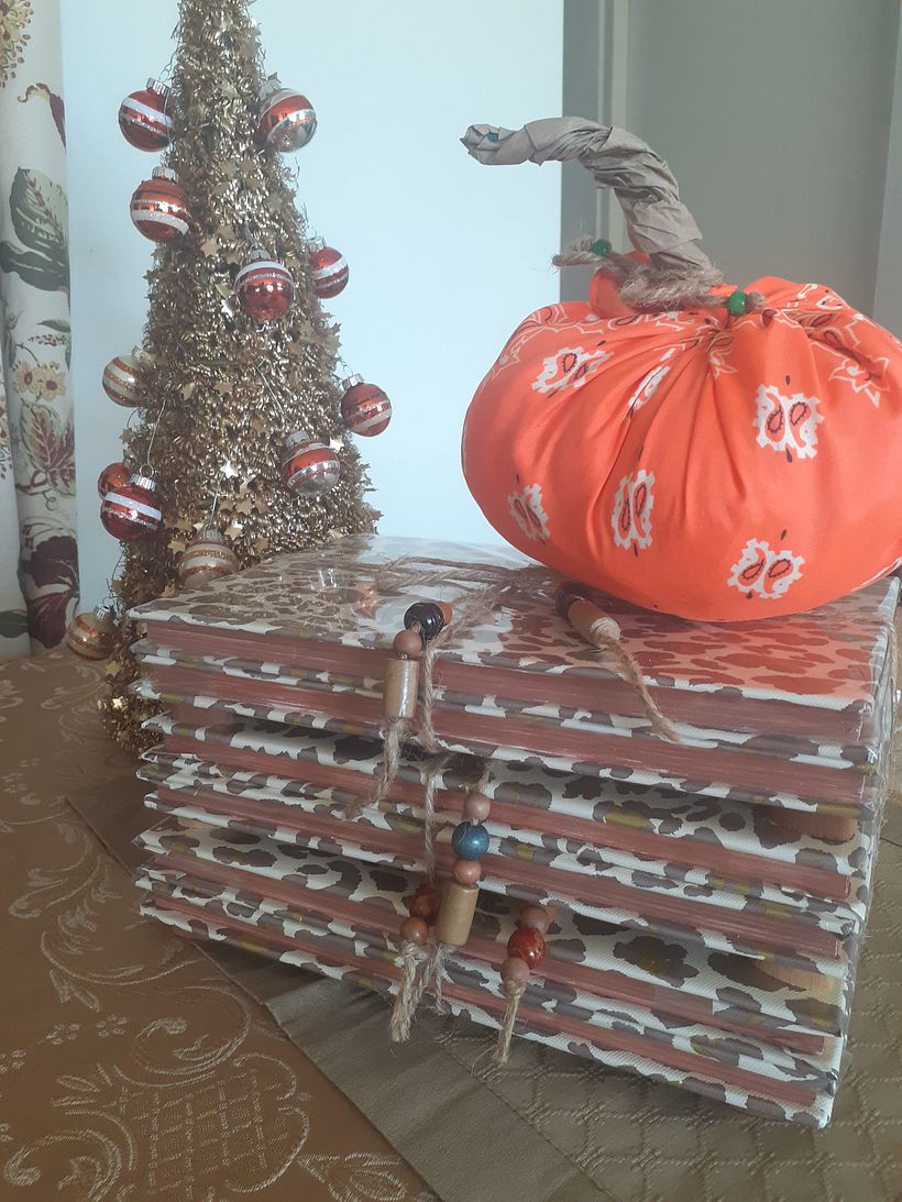 Con papel de regalo y papel plastico se realiza el forrado