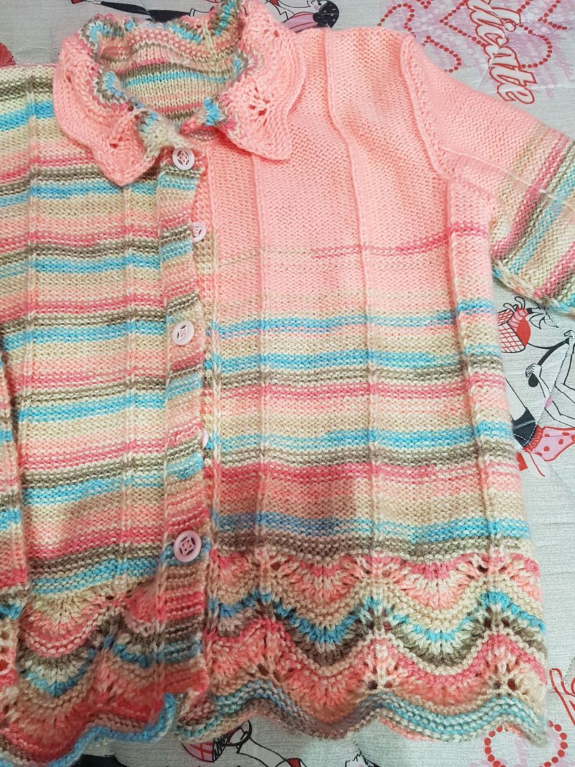 Campera en punto revés con puño en punto pavo real