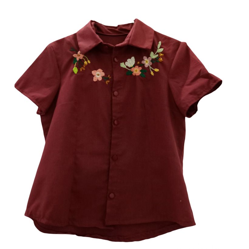 Les comparto la primera blusa que hice , la tela es un lino , le borde unas flores como toque final