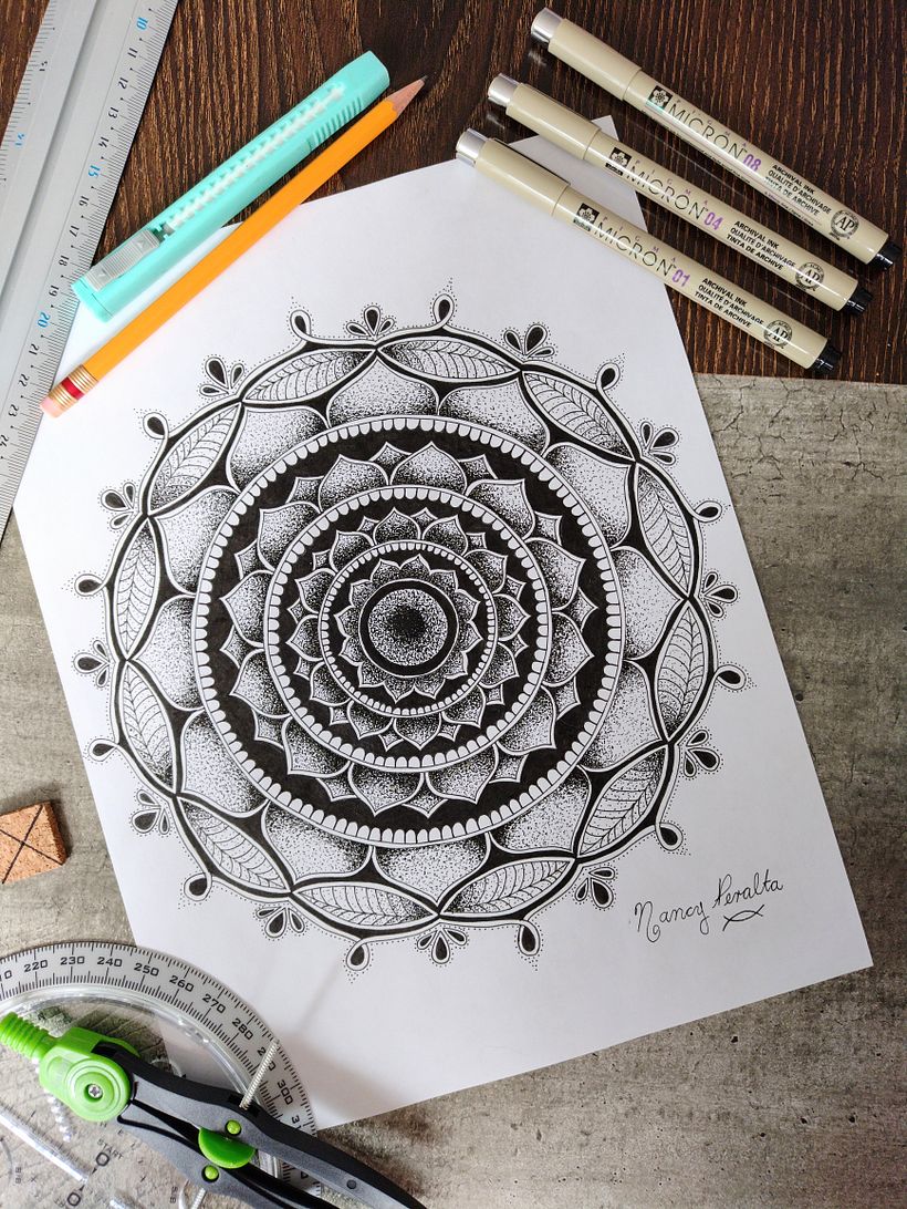 Fueron 3 días, aproximadamente 15 horas para terminar mi obra, mi primer mandala. Realmente disfruté ese tiempo.
