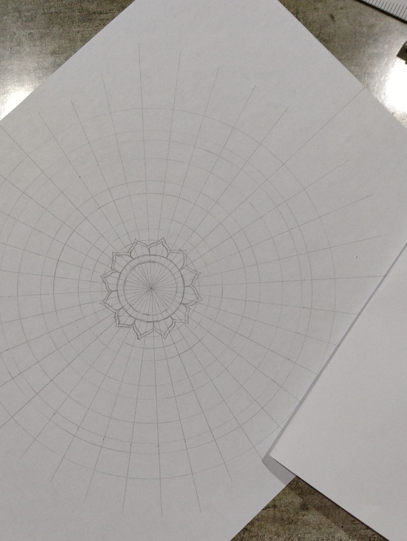 Después empecé a hacer algunos trazos. Me inspiré en la forma de una dalia (flor).