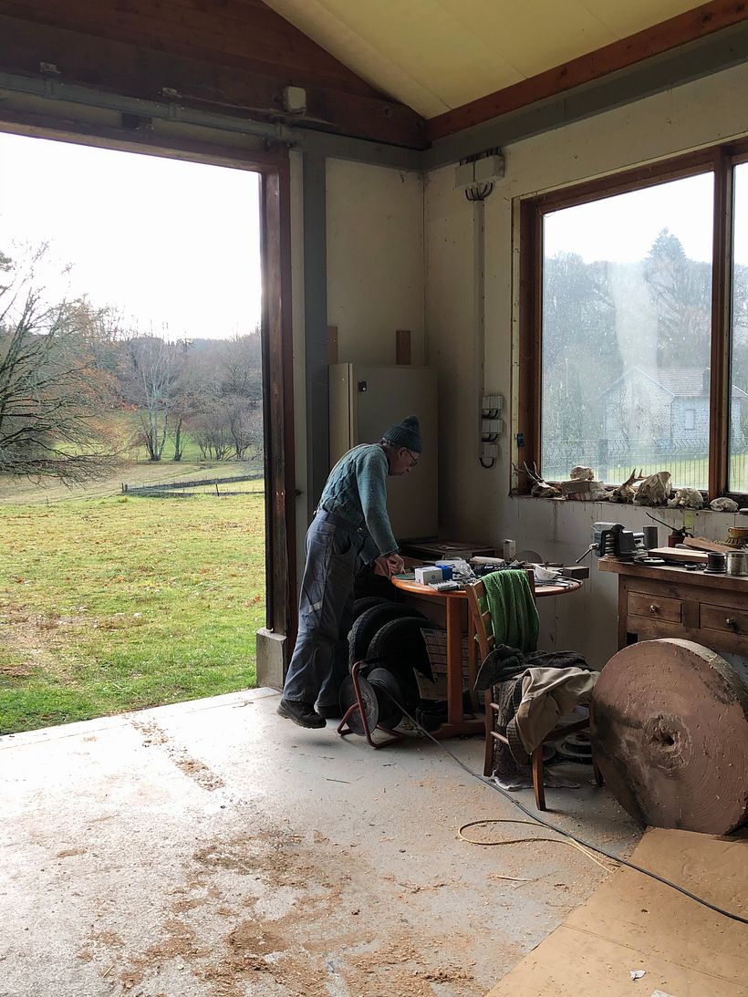 Alain dans son atelier de menuiserie