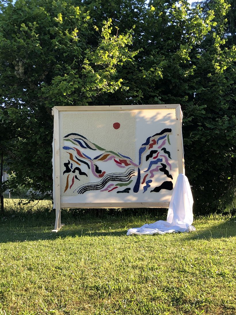 La tapisserie sous les rayons du soleil