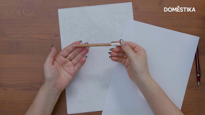 Para fazer o decalque, você precisará de um lápis white chalk