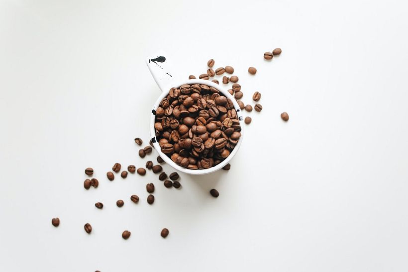 Die Kaffeebohnen geben dem Kleidungsstück Farbe. 