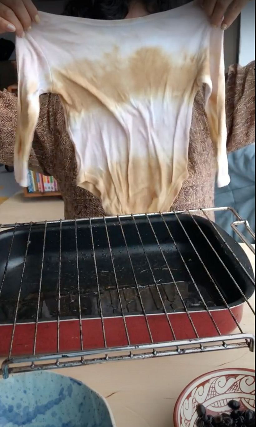 Färben von Kleidung mit einem Farbverlaufseffekt mit selbstgemachten Materialien 21