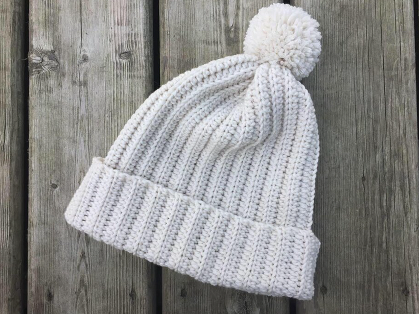 Gorro "easy beanie" para el invierno. Foto de Sarah Thompson vía LoveCrafts.