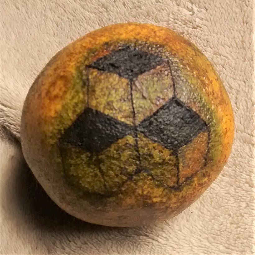La naranja de los cubos, que ya está un poco picha y arrugada.