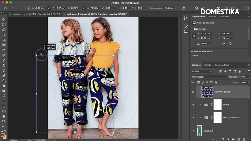 No Photoshop você pode brincar e experimentar com a estampa, alterando tamanhos e a localização na peça