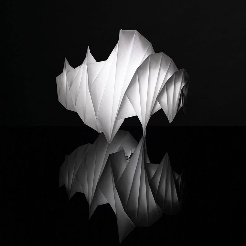 Issey Mikaye diseñó lámparas de papel para la marca Artemide.