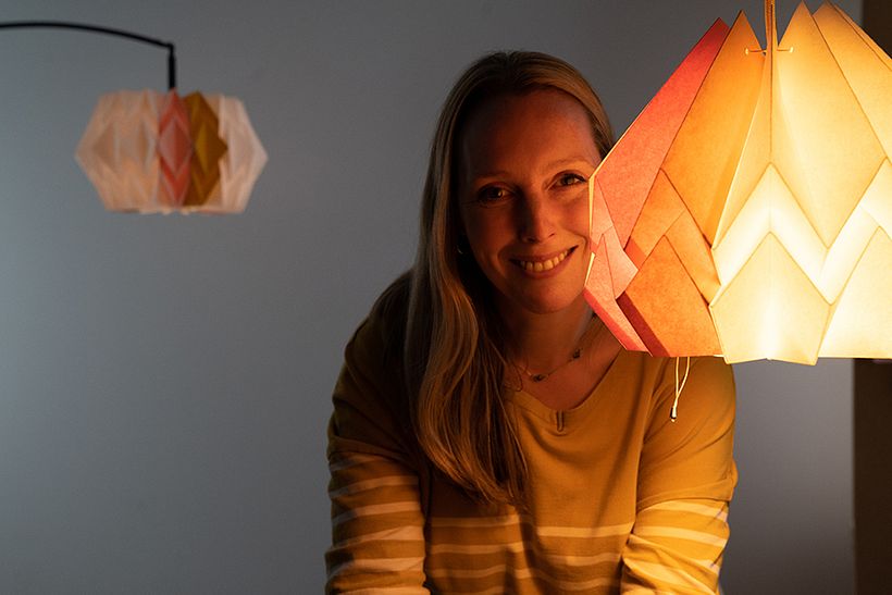 La artista Kate Colin en su taller.