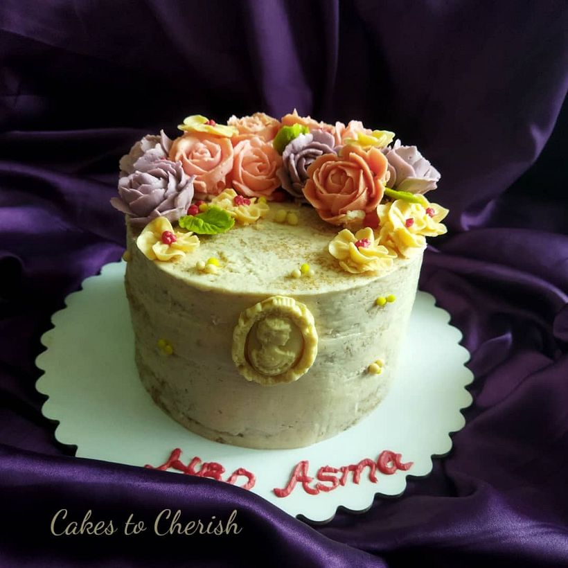 My project in Decorative Buttercream Flowers for Cake Design course 3