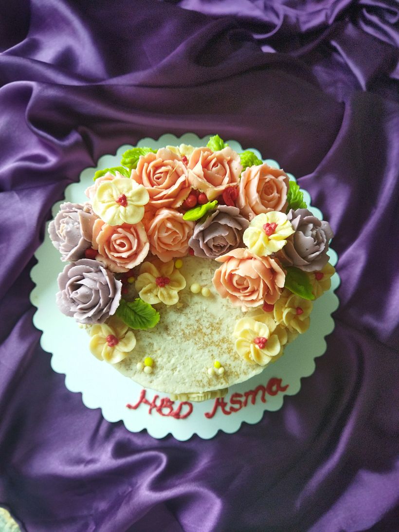 My project in Decorative Buttercream Flowers for Cake Design course 4