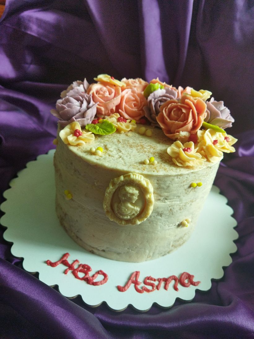 My project in Decorative Buttercream Flowers for Cake Design course 5