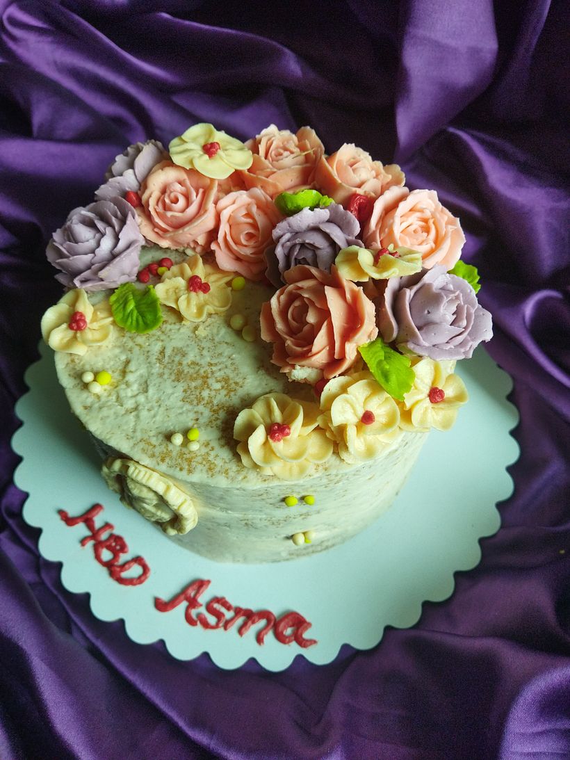 My project in Decorative Buttercream Flowers for Cake Design course 6