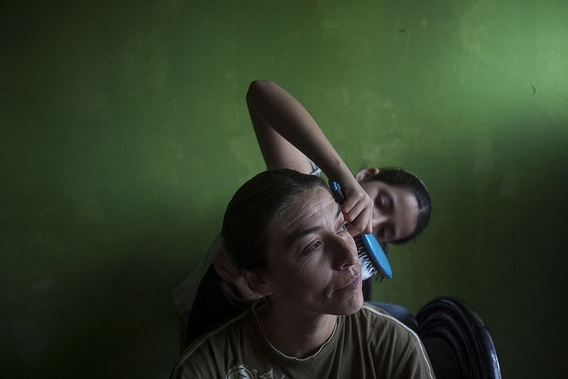 De la serie fotográfica, "Karen", la cual aborda la vida de una mujer con una adicción que busca recuperar su vida. 