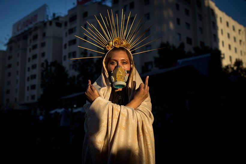 Fotografía titulada, "Virgen de las barricadas". 