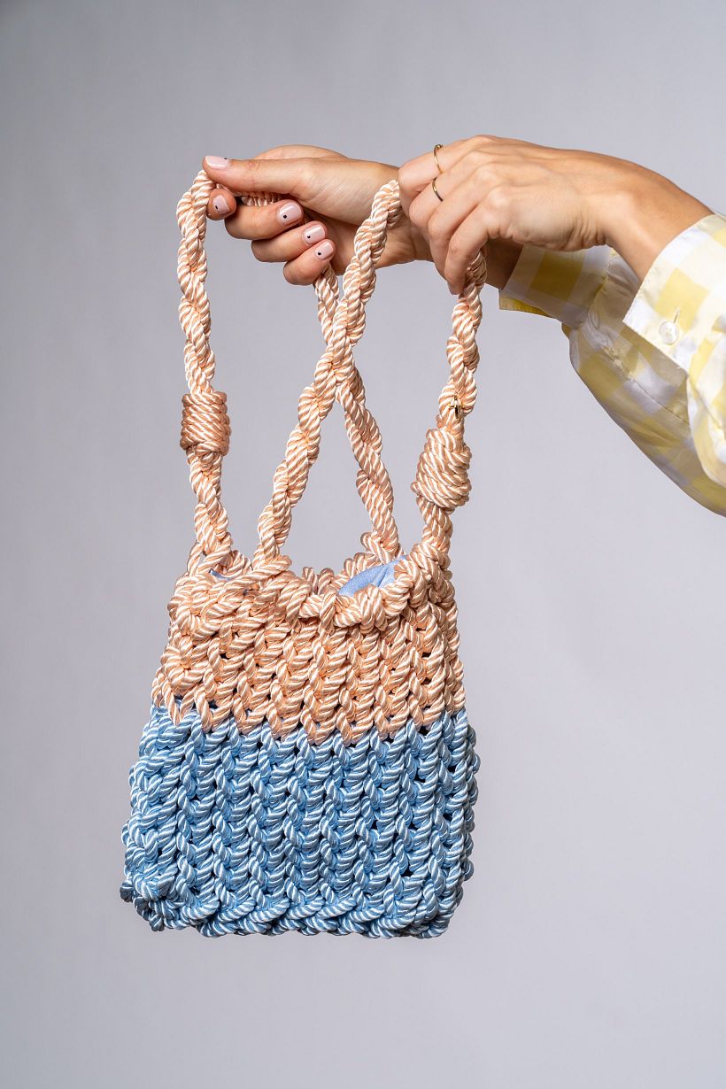 Proyecto del curso Diseño y tejido de bolsos con cordón de seda por OLVIDO MADRID.