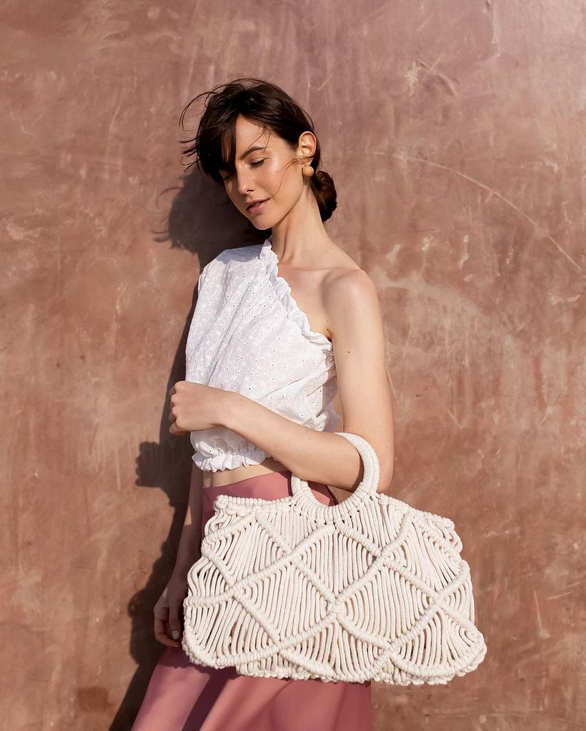 Este modelo, llamado Victoria Bag, fue creado por artesanas peruanas para la marca AMARENA.