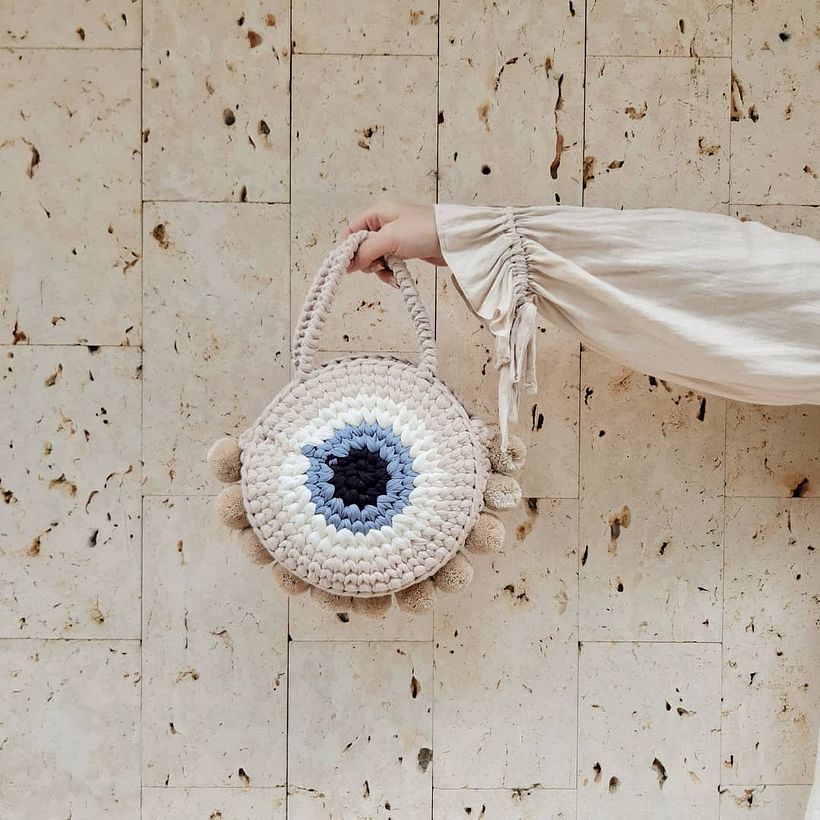 El ojo es un talisman en muchas culturas y la marca Ina_hbags, lo usa para este modelo tejido en crochet.