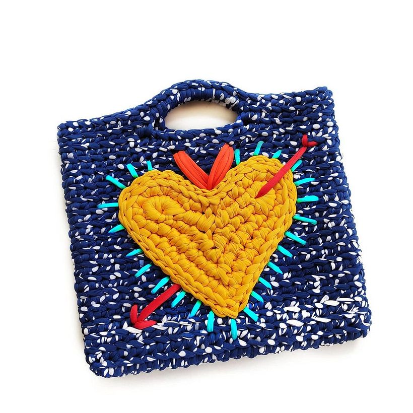 Colores intensos y guiños pop en el diseño de la marca Mar y Arena.