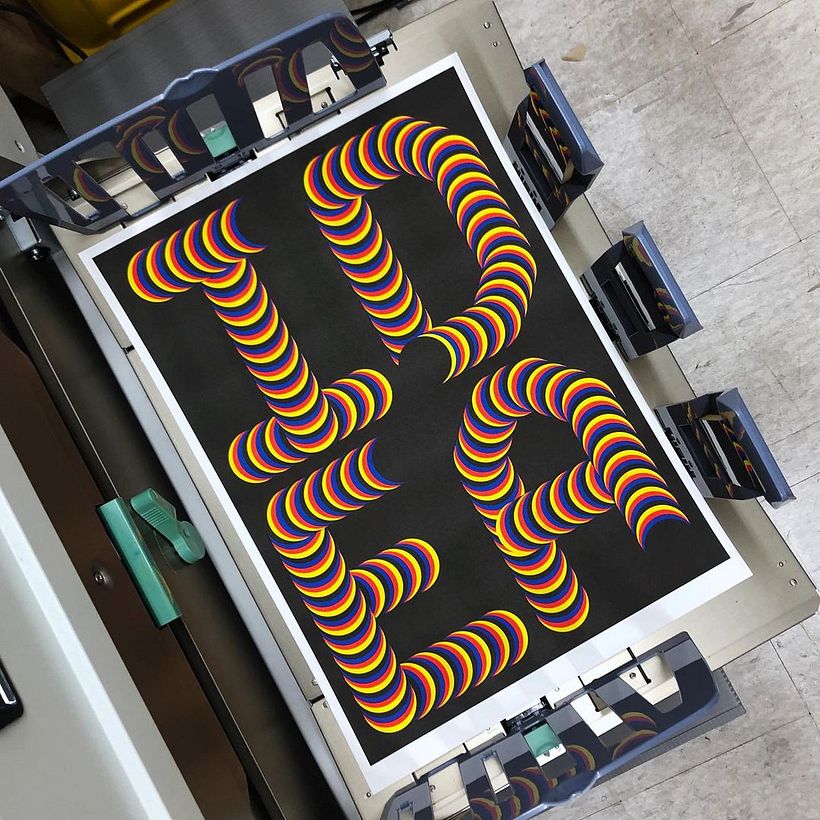 Exemplo de design com forte impacto do excesso, por Sarah Boris