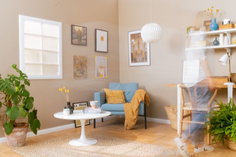 In her course, Dee styles items for a living and working space.