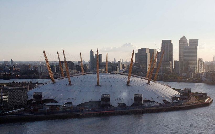 Bild: The O2, früher bekannt als Millennium Dome, London, via Alexander Baxevanis / Wikimedia Commons
