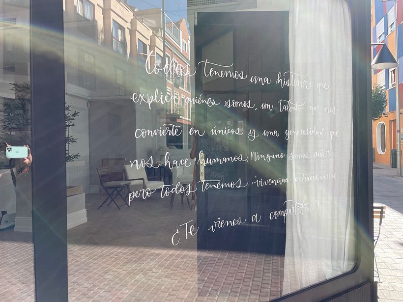 Decoración escaparate Cenas Adivina Home 1