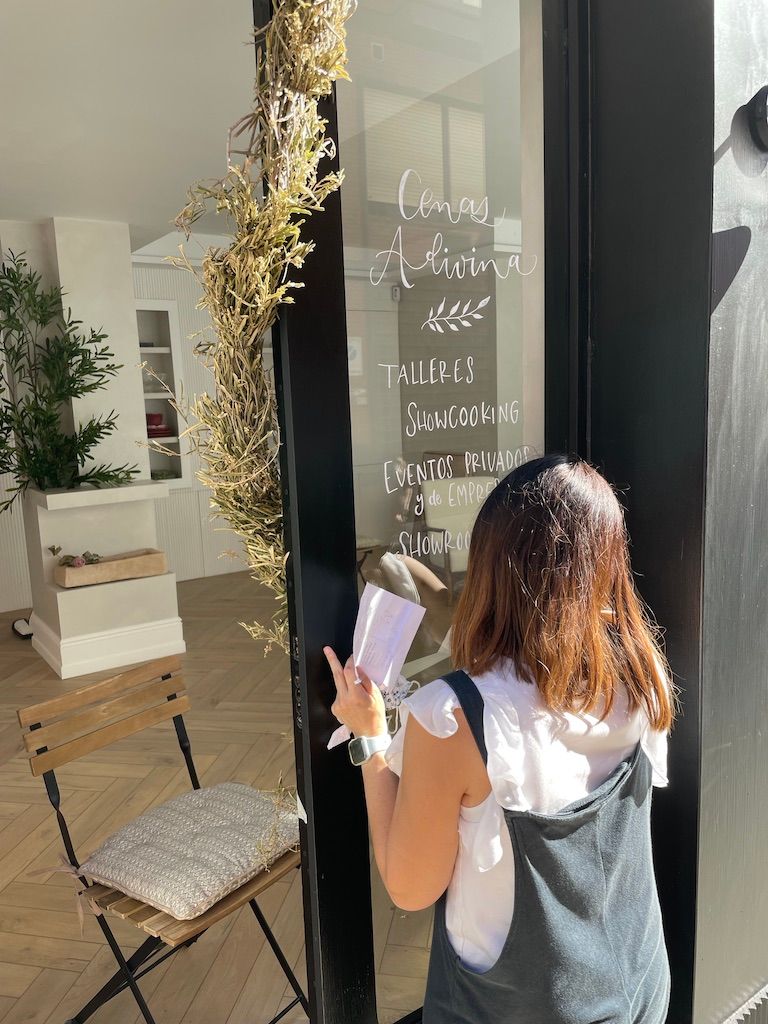 Decoración escaparate Cenas Adivina Home 3