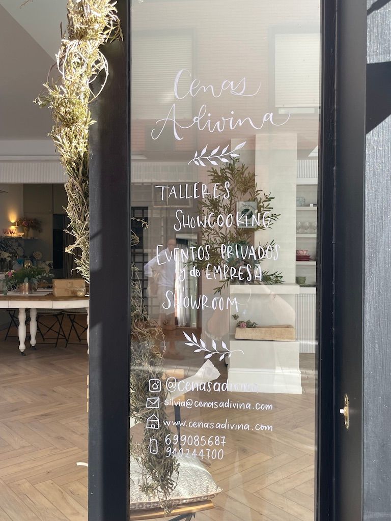 Decoración escaparate Cenas Adivina Home 4
